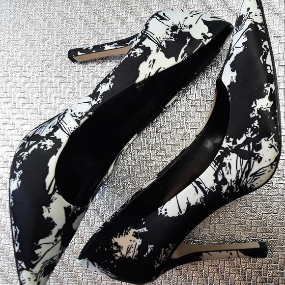 💥GUESS Black/White "GWELOY2" Heel | Size 8.5💥 - Picture 6 of 7